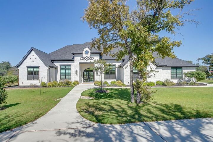 Property Photo: 104 Woodview Creek Trail TX 76108