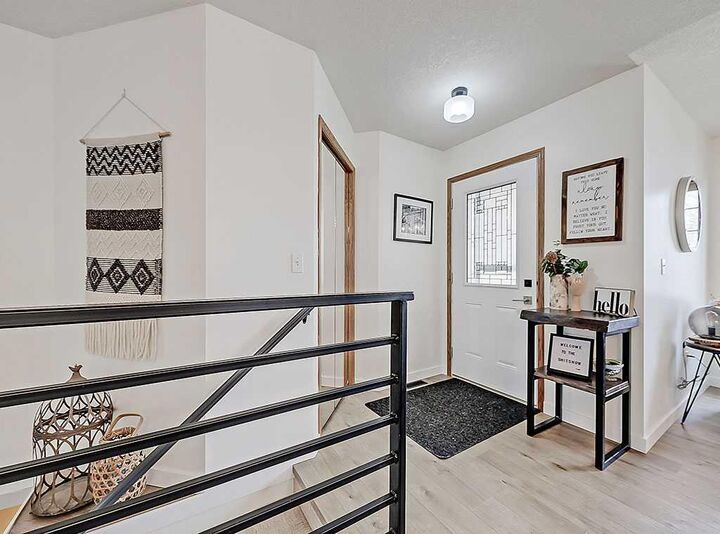 Property Photo: 1527 10 Avenue SE AB T1V 1L8