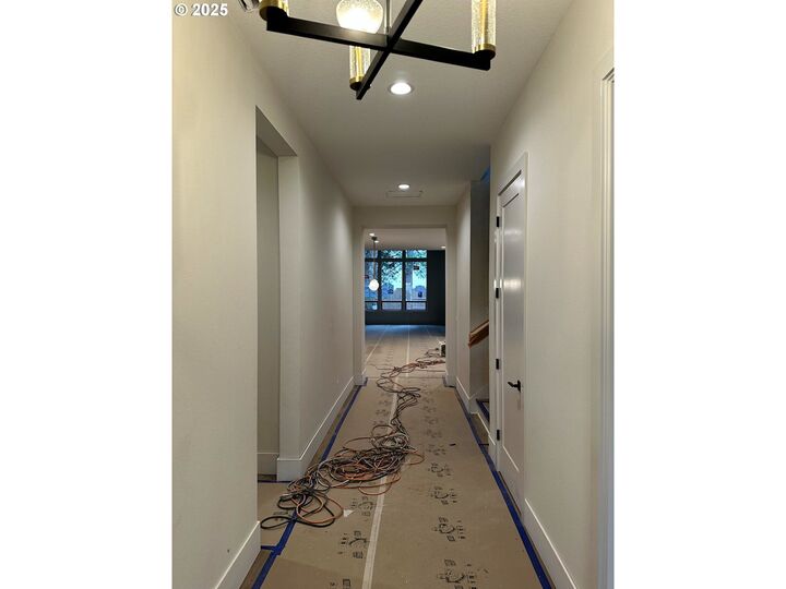 Property Photo: 2560 Glen Eagles Pl OR 97034