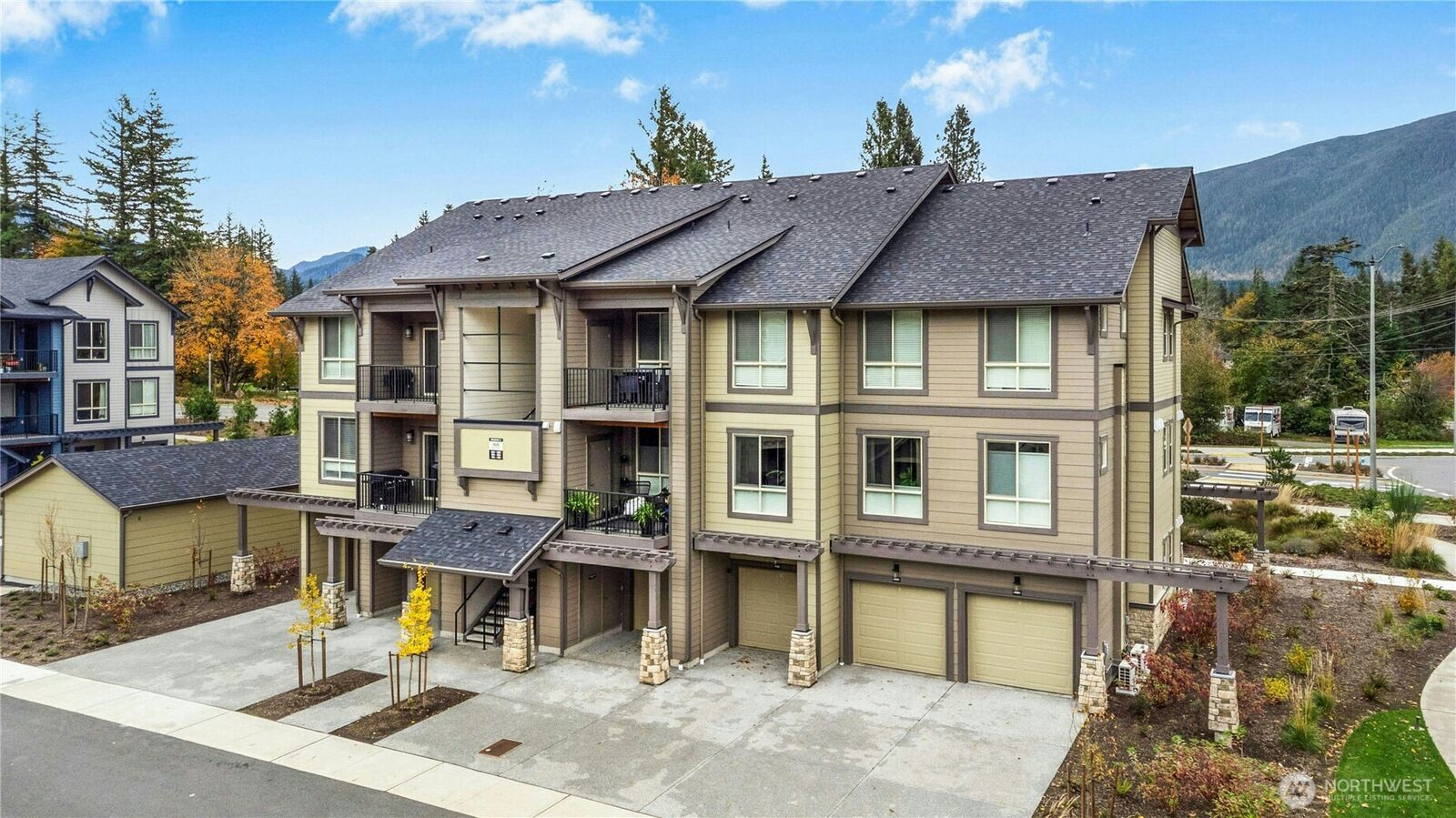 Property Photo: 1845 SE 12th Place H-204 WA 98045