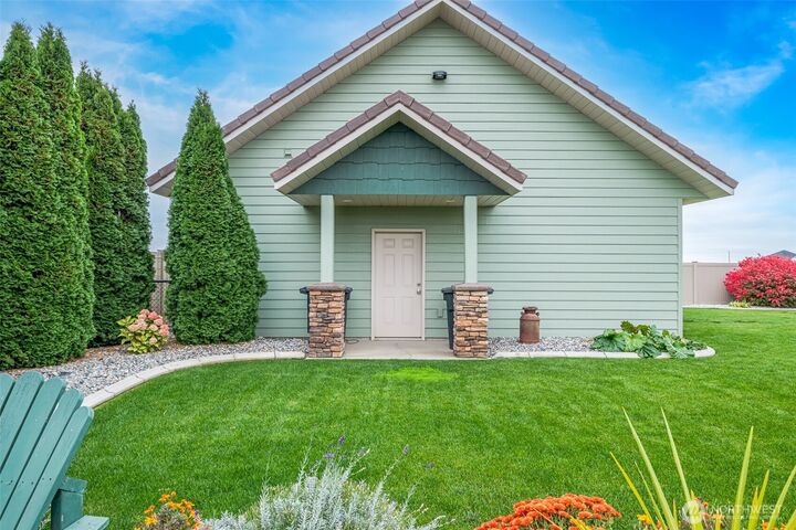 Property Photo:  718  L Street SW  WA 98848 