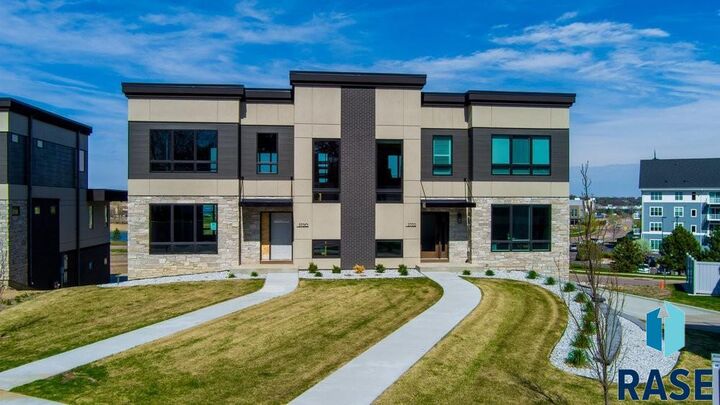 2714 S Oriya Pl  Sioux Falls SD 57106 photo