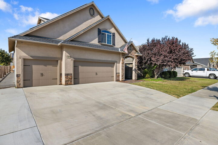 Property Photo: 2327 N Shady Street CA 93291