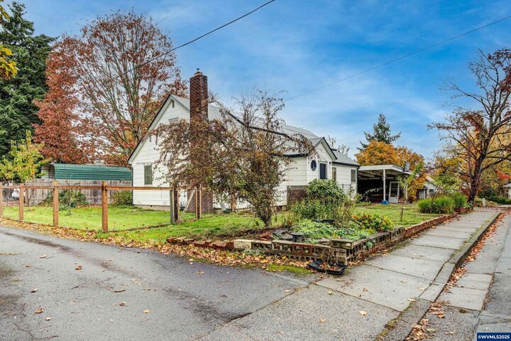 Property Photo: 1920 SE Debord St OR 97333