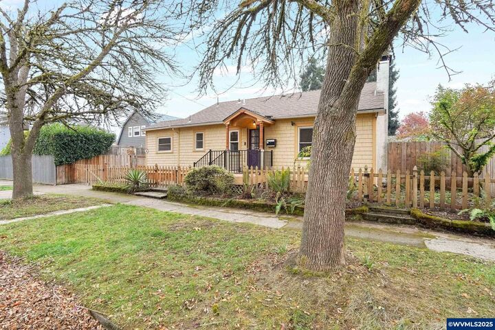 Property Photo: 530 Jefferson St NE OR 97301