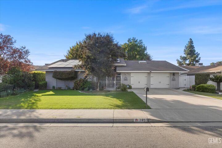 Property Photo:  705 Bermuda Street  CA 93301 