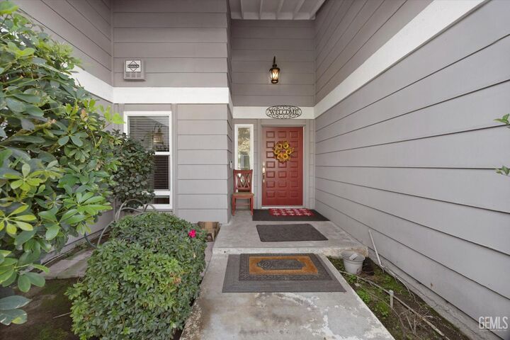 Property Photo: 705 Bermuda Street CA 93309