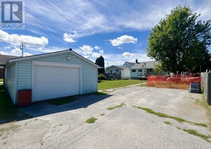 Property Photo: 826 Smith Avenue ON P9A 2K2