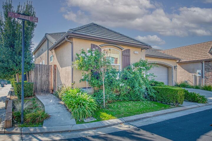 Property Photo:  2157 W Juliet Way  CA 93711 