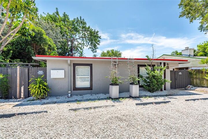 Property Photo: 628 NE 8th Ave 1 FL 33304