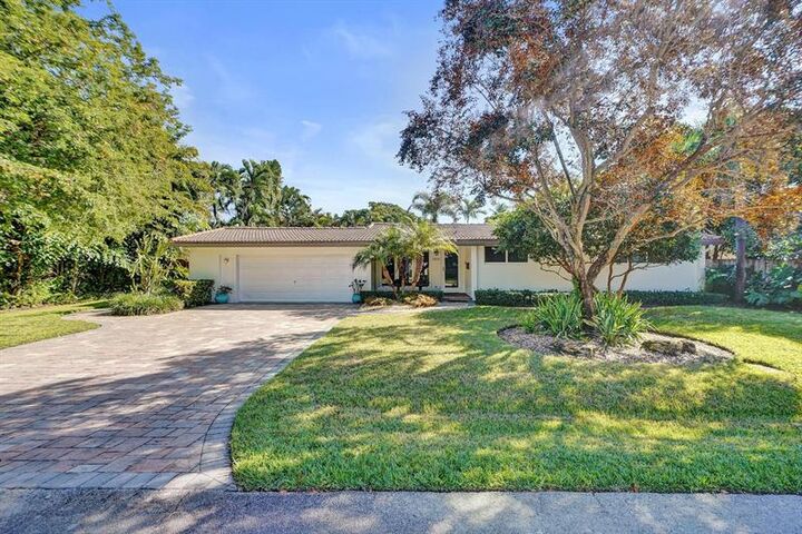 Property Photo: 2616 NE 27th FL 33306