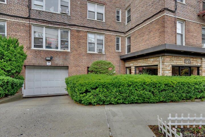 Property Photo:  4265 Webster Ave. 5C  NY 10470 