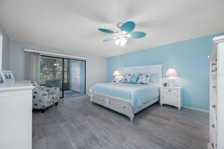 Property Photo: 703 Oakview Drive 703 FL 34210