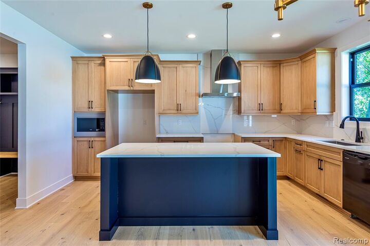 Property Photo:  2707 Robart Drive  MI 48085 