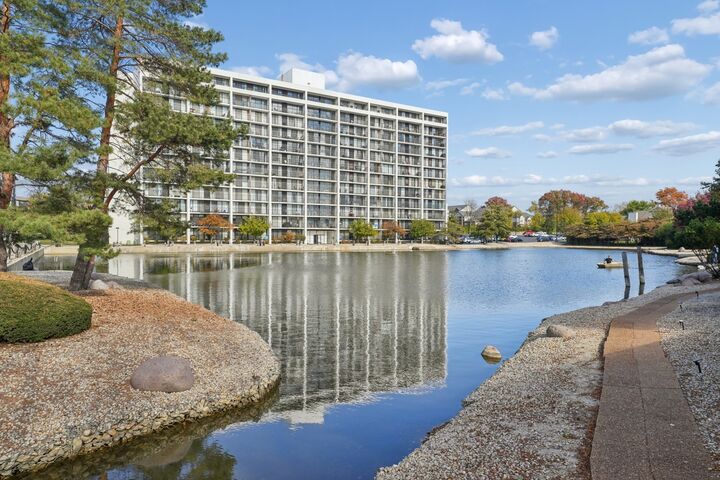 Property Photo:  2005 S Finley Road 1202  IL 60148 