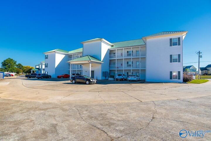 Property Photo: 5799 Bay Village Drive 1004 AL 35611