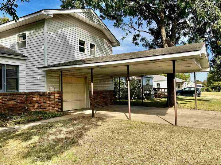 Property Photo:  921 N 8th Street  OK 74631 