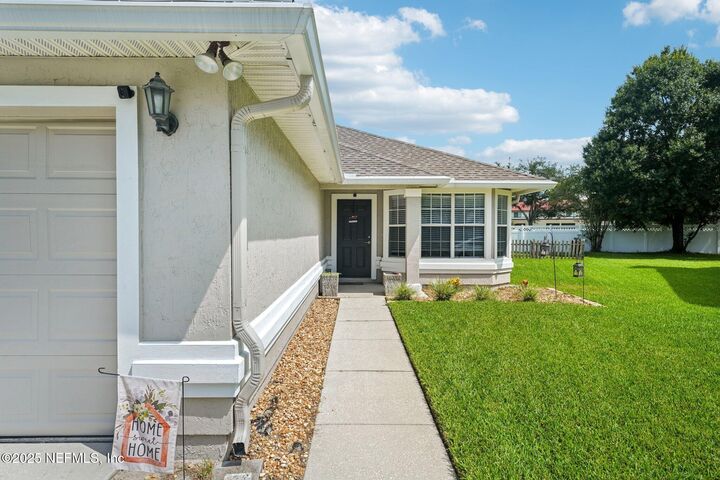 Property Photo: 1508 Avalon Court FL 32259