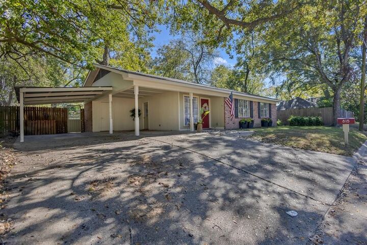 Property Photo: 815 N Bledsoe Street TX 75644