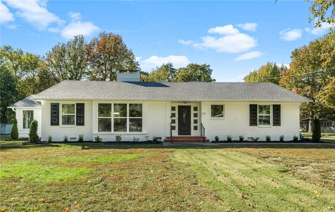 Property Photo:  300 S West End Street  AR 72764 