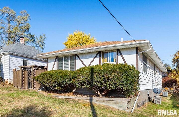 Property Photo: 1411-1413 E Tripp Avenue 2 IL 61603