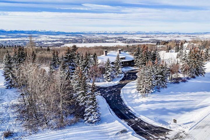 Property Photo: 27 Pinnacle Ridge Drive SW AB T3Z 3N7