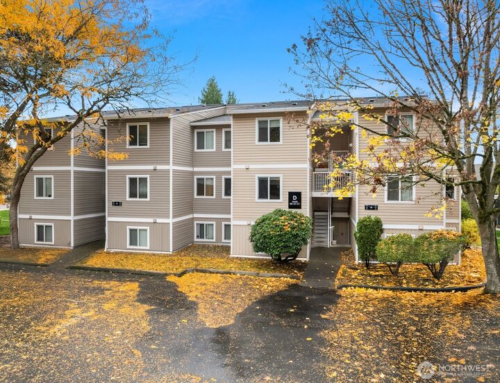 Property Photo:  12435 NE 131st Court D202  WA 98034 
