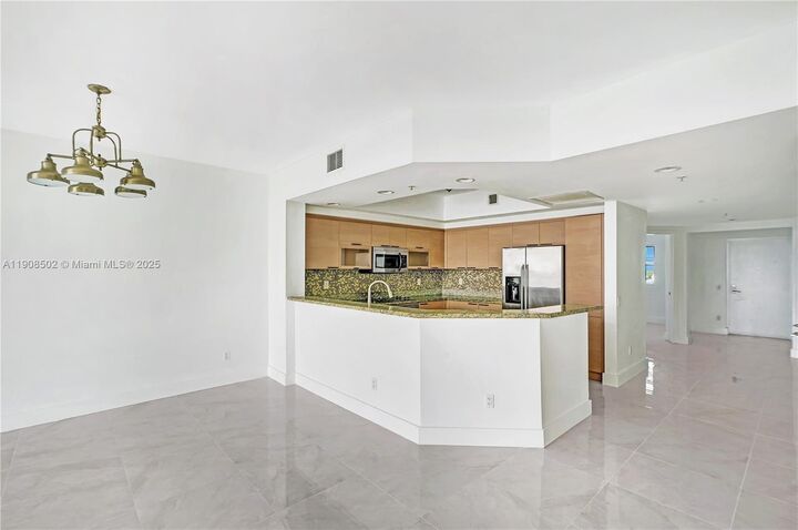 Property Photo: 14951 Royal Oaks Ln 806 FL 33181