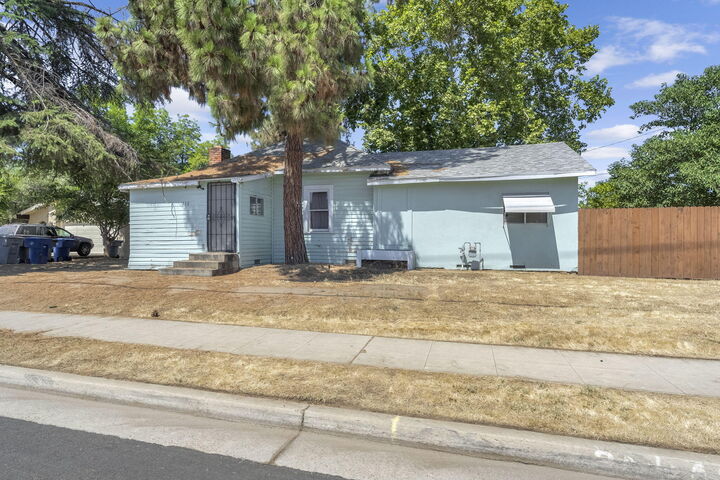 Property Photo:  760 Sunnyside Avenue  CA 93611 