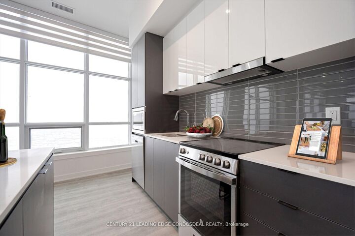 Property Photo:  30 Upper Mall Way Ph03  ON L4J 0L7 