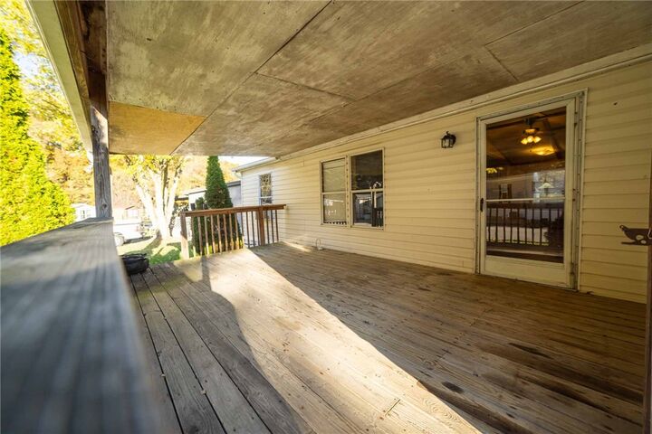 Property Photo: 280 Valleyview Dr PA 15071