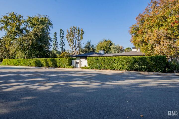 Property Photo: 2221 Myrtle Street CA 93301