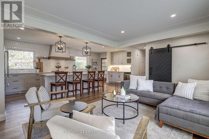 Photo de la propriété: 374 Glenrose Drive ON N6K 2A8