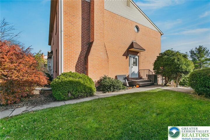 Property Photo:  1924 Alberta Drive  PA 18052 