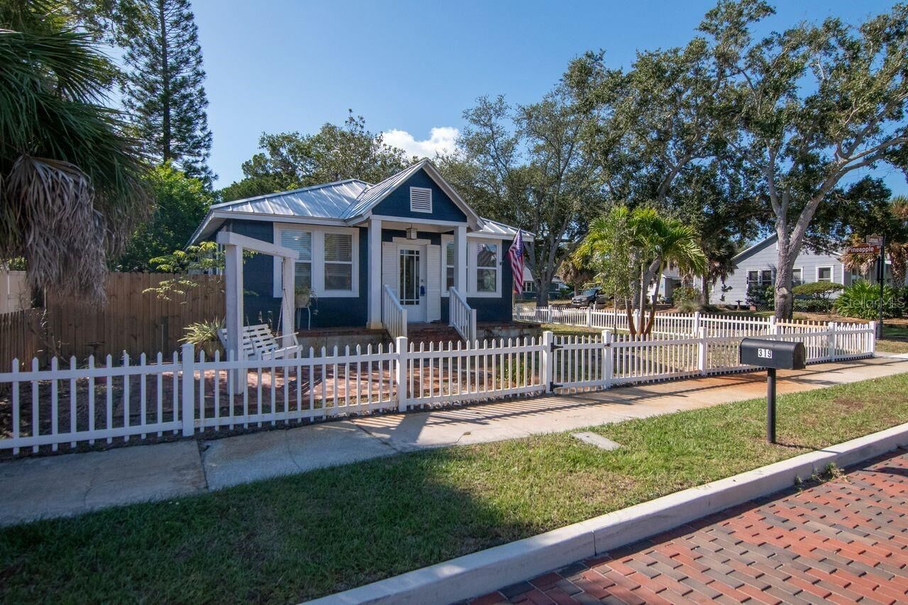 Property Photo:  319 W Lemon Street  FL 34689 