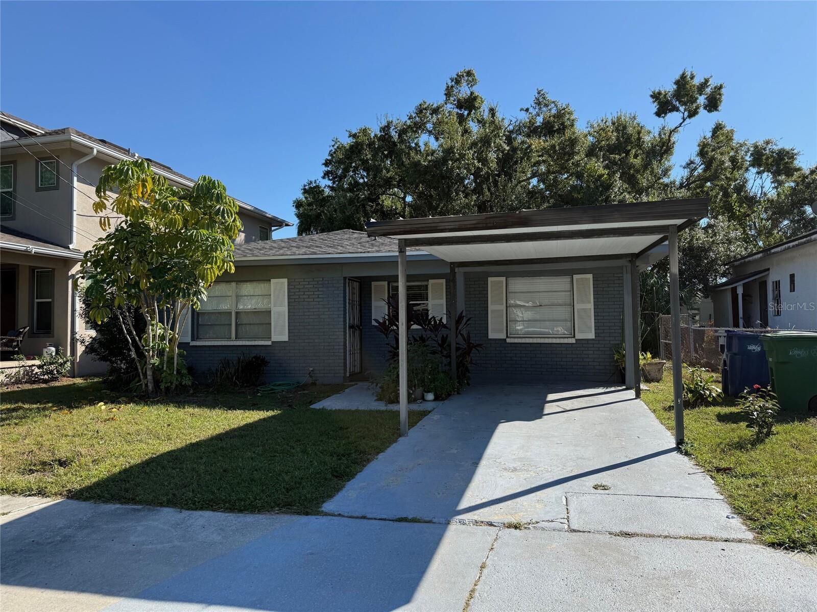 Property Photo: 1740 W Walnut Street FL 33607