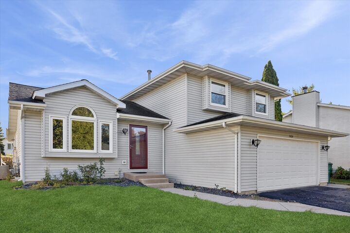 Property Photo: 1424 Phoenix Lane IL 60431