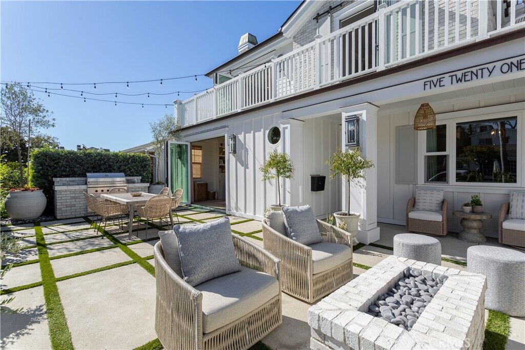 Property Photo: 521 Poinsettia Avenue CA 92625