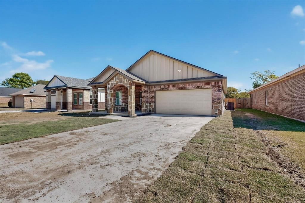 Property Photo: 1221 S Rockwall Avenue TX 75160