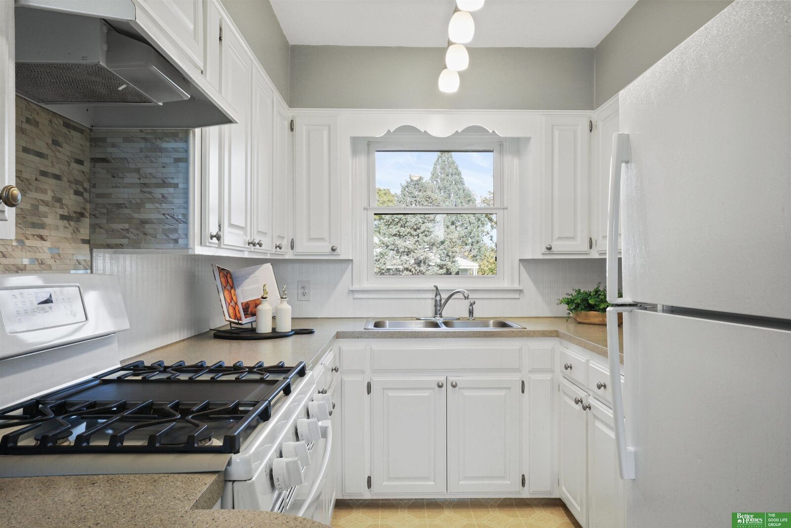 Property Photo: 307 Crest Road NE 68046