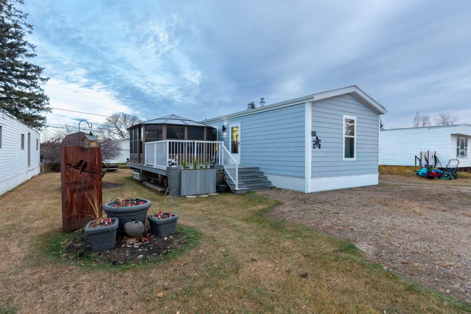 Property Photo:  207 2 Street E  SK S0M 1H0 
