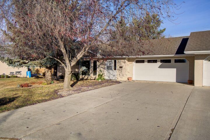 Property Photo:  20 Chinook Crescent  AB T0L 0T0 