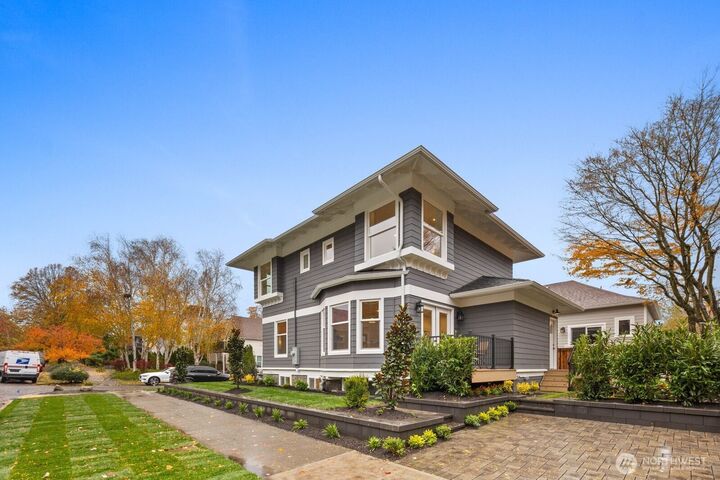 Property Photo:  323 W Garfield Street  WA 98119 