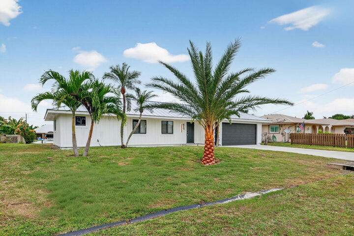 Property Photo: 617 SE Whitmore Drive FL 34984
