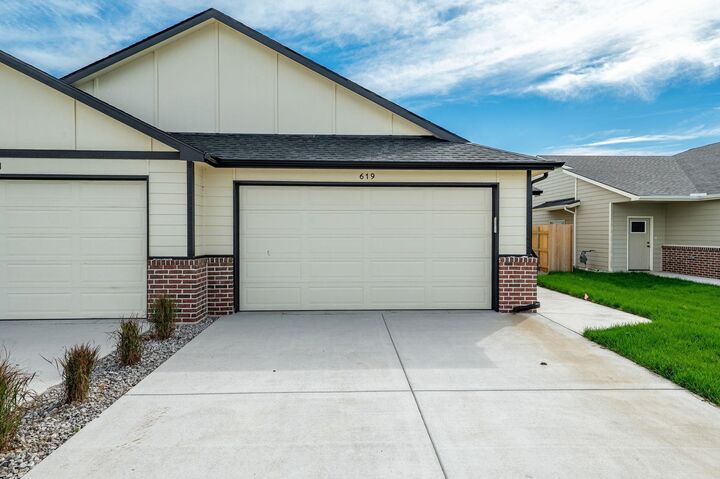 Property Photo:  619 E Briarbrook Ln  KS 67147-1127 