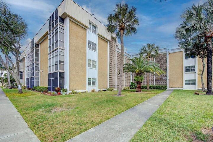 Property Photo: 3020 NE 16th Ave 306 FL 33334