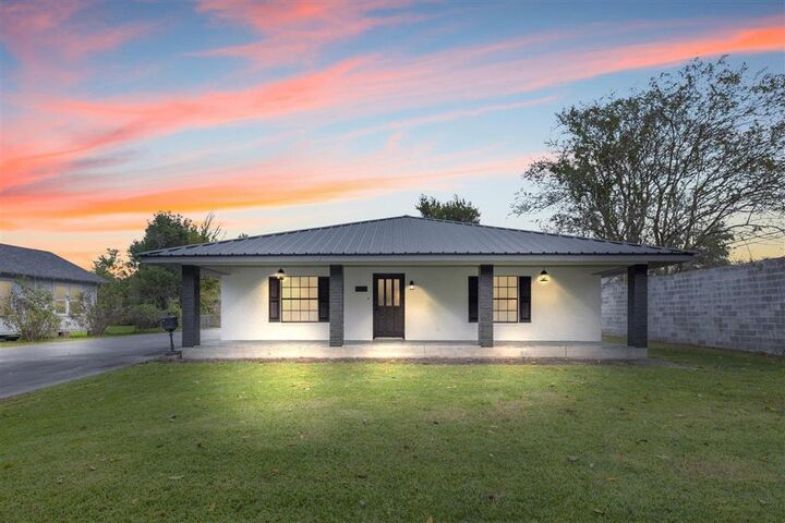 Property Photo:  1713 Moss Street  LA 70601 