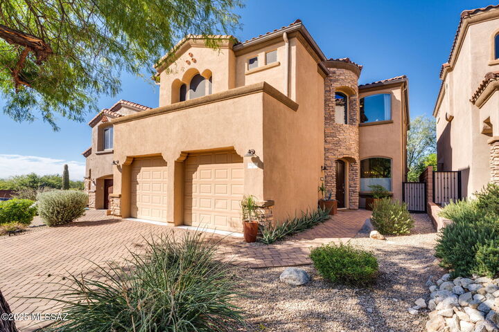 Property Photo: 5757 N Winding Woods Place AZ 85718