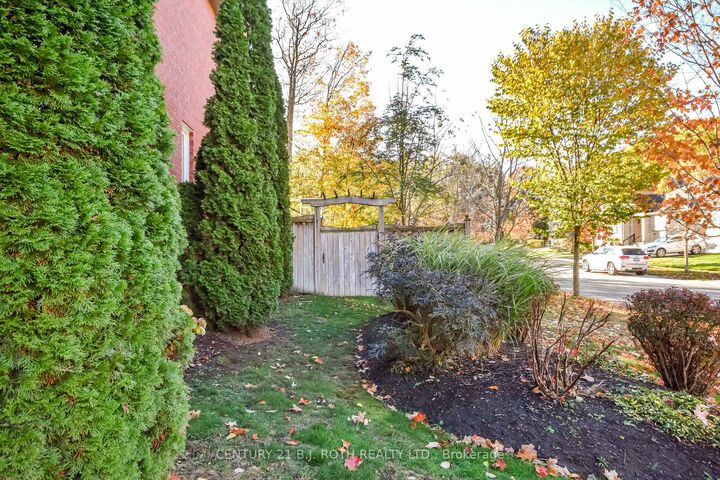 Property Photo:  38 Camelot Square  ON L4M 0C3 