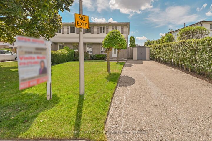 Property Photo: 2 Fontaine Court ON L6T 3J2